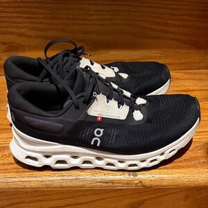 On Running Black and White Athletic Shoes 🖤🤍 Pre~Loved